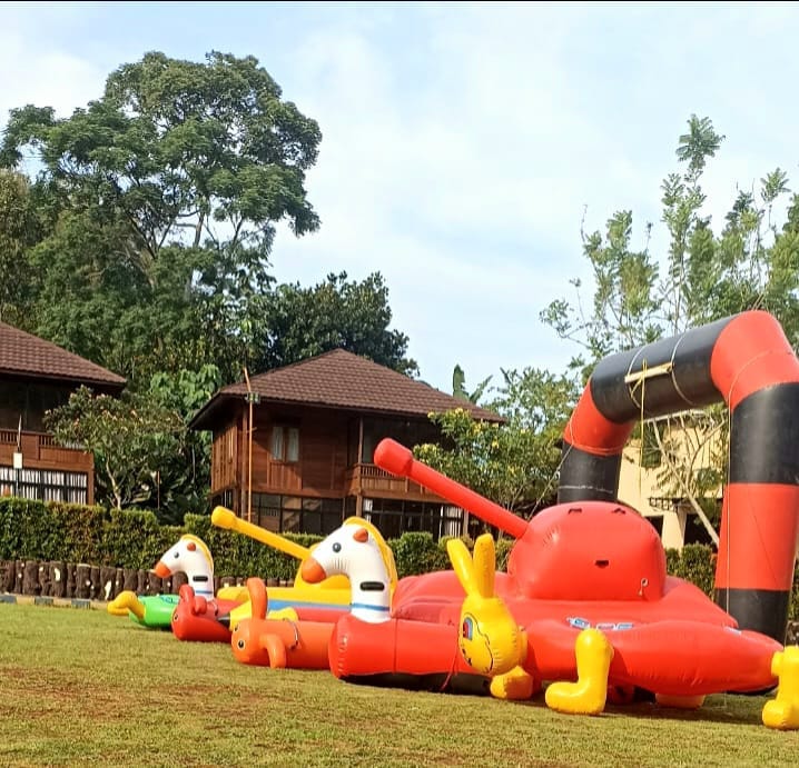 Dokumentasi event team building perusahaan dengan Inflatable Games